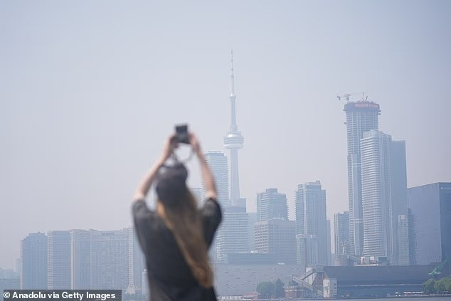 Khói cháy rừng trên bầu trời Toronto. khoang-10-trieu-nguoi-my-bat-ngo-nhan-khuyen-cao-o-nha-va-dong-kin-cua.jpg