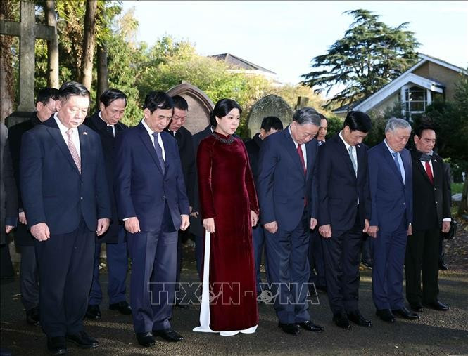 Tổng Bí thư Tô Lâm và Phu nhân cùng Đoàn đại biểu cấp cao Việt Nam tưởng niệm trước mộ Karl Marx - Lãnh tụ của giai cấp vô sản. Ảnh: Thống Nhất/TTXVN tong-bi-thu-to-lam-vieng-lanh-tu-cua-giai-cap-vo-san-karl-marx-2.jpg