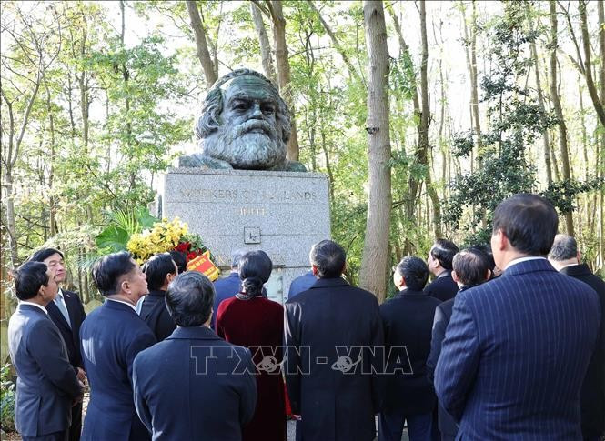 Tổng Bí thư Tô Lâm và Phu nhân cùng Đoàn đại biểu cấp cao Việt Nam viếng mộ Karl Marx - Lãnh tụ của giai cấp vô sản. Ảnh: Thống Nhất/TTXVN tong-bi-thu-to-lam-vieng-lanh-tu-cua-giai-cap-vo-san-karl-marx-3.jpg