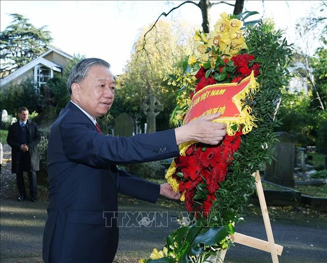 Tổng Bí thư Tô Lâm đặt vòng hoa viếng tại mộ Karl Marx - Lãnh tụ của giai cấp vô sản. Ảnh: Thống Nhất/TTXVN 