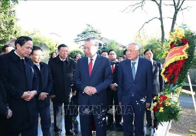 Tổng Bí thư Tô Lâm và các đại biểu tại mộ Karl Marx ở nghĩa trang Highgate, thủ đô London. Ảnh: Thống Nhất/TTXVN tong-bi-thu-to-lam-vieng-lanh-tu-cua-giai-cap-vo-san-karl-marx-4.jpg