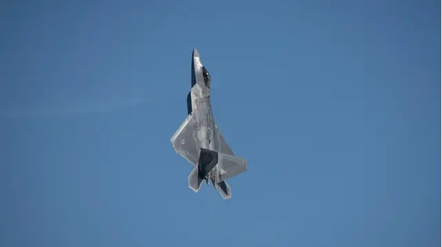 F-22 là máy bay chiến đấu chiếm ưu thế trên không tiên tiến, có khả năng đạt tốc độ tối đa 2.414 km/h.