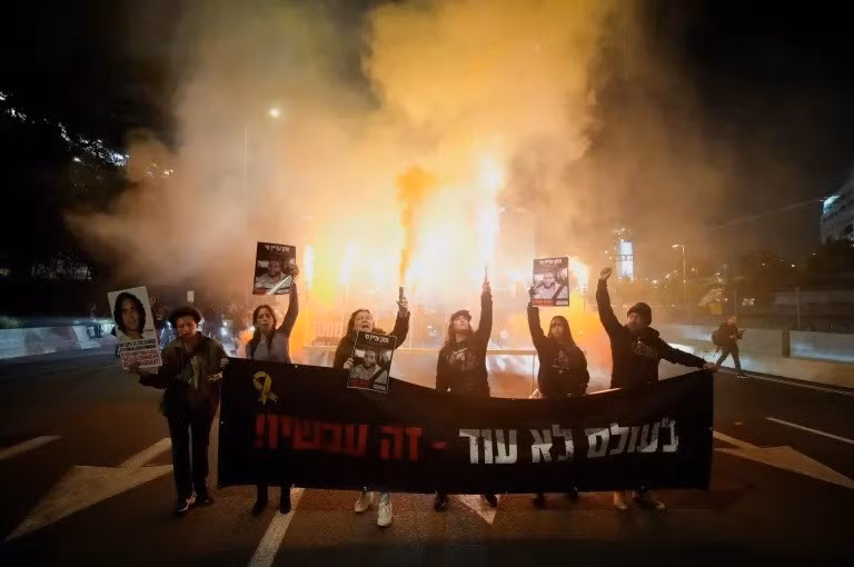 Những người biểu tình và người thân của các nạn nhân bị bắt giữ ở Israel chặn một con đường ở Tel Aviv yêu cầu thả ngay những người bị bắt trong vụ tấn công chết người ngày 7/10/2023. Ảnh: Reuters