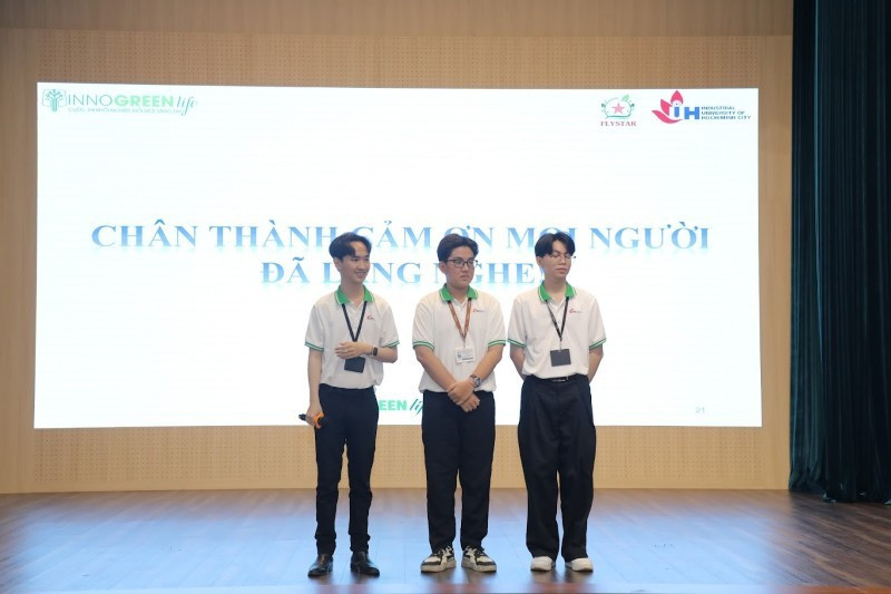 Nhóm sinh viên trình bày dự án “Xây dựng ứng dụng chấm công dựa trên nhận diện khuôn mặt và định vị người dùng”- Dự án đoạt giải nhất cuộc thi. 4.jpg