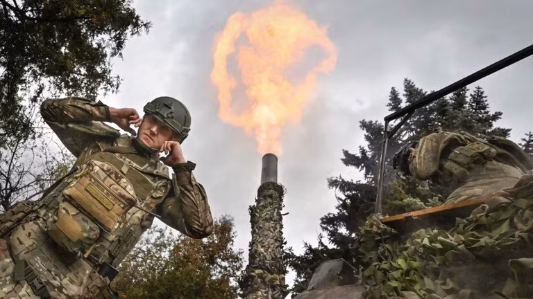 Pháo binh Nga bắn vào các vị trí của Ukraine ở Donbass, ngày 29/9. Ảnh: Stanislav Krasilnikov / Sputnik