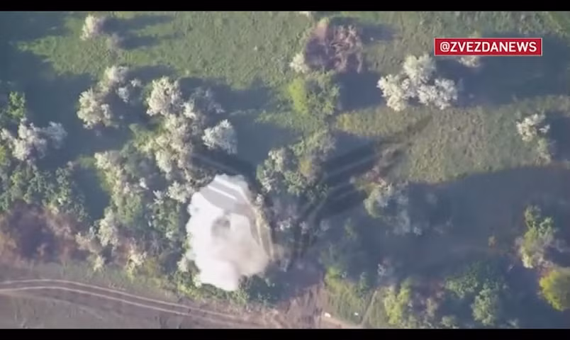 Video UAV Lancet làm nổ tung xe phá bom mìn tại Izyum