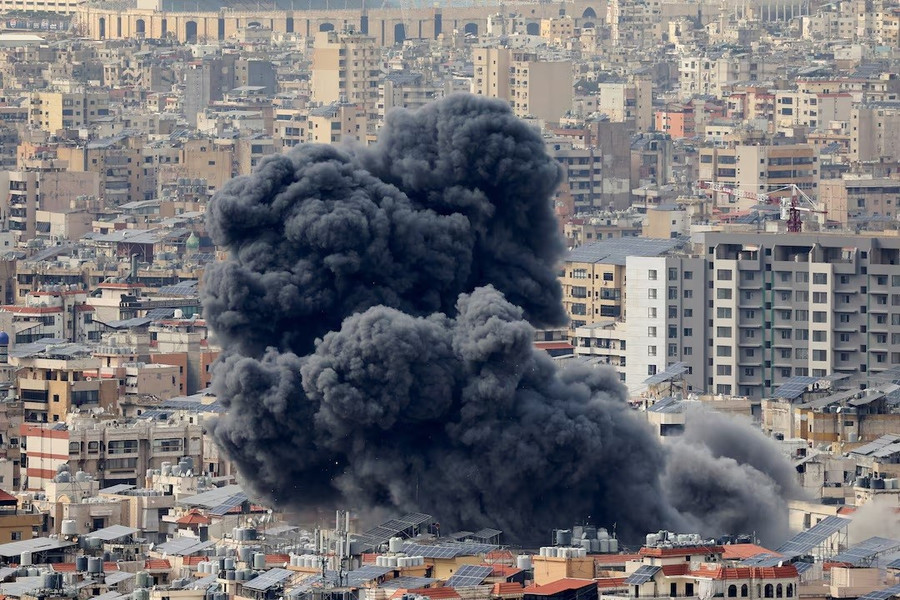 Khói bốc lên ở vùng ngoại ô phía nam Beirut, Lebanon sau cuộc không kích của Israel sau khi ban hành cảnh báo sơ tán cho khu vực này, nhìn từ Baabda, Lebanon. Ảnh: REUTERS.