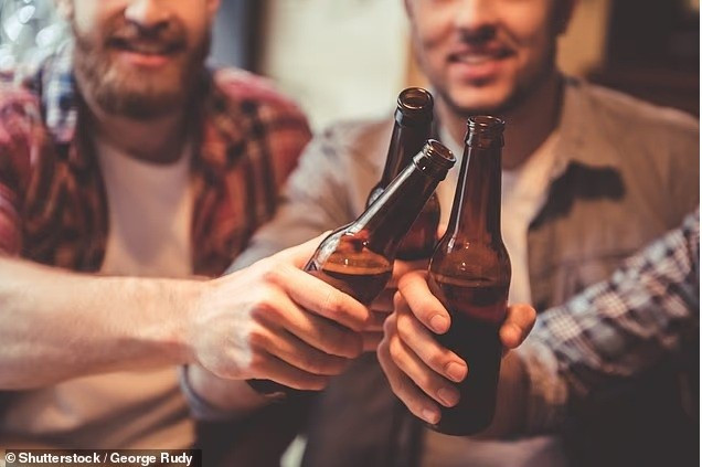 Trong chai bia có thể chứa nhiều hạt vi nhựa.