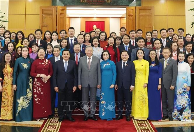 Tổng Bí thư Tô Lâm với Nhóm đại biểu Quốc hội trẻ khóa XV. (Ảnh: Thống Nhất/TTXVN) tong-bi-thu-to-lam-cac-dai-bieu-quoc-hoi-tre-phat-huy-vai-tro-lan-toa-4.jpg