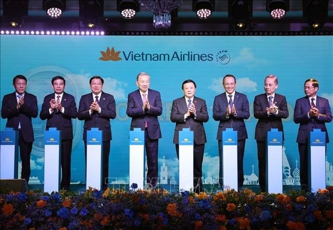 Tổng Bí thư Tô Lâm và các đại biểu thực hiện nghi thức công bố đường bay thẳng Hà Nội - Moskva của hãng hàng không Vietnam Airlines. (Ảnh: Thống Nhất/TTXVN)