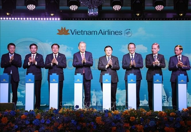 Tổng Bí thư Tô Lâm và các đại biểu thực hiện nghi thức công bố đường bay thẳng Hà Nội - Moskva của hãng hàng không Vietnam Airlines. (Ảnh: Thống Nhất/TTXVN)
