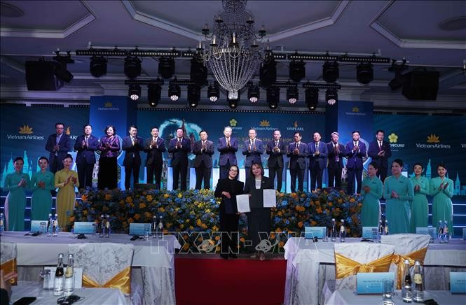 Tổng Bí thư Tô Lâm chứng kiến lễ trao Bản ghi nhớ hợp tác với các đối tác tại Liên Bang Nga. (Ảnh: Thống Nhất/TTXVN) tong-bi-thu-to-lam-du-le-cong-bo-duong-bay-thang-ha-noi-moskva-tai-nga-5.jpg