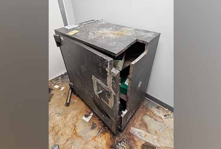 Kẻ trộm đột nhập vào két sắt để lấy cắp số trang sức trị giá hơn 1 triệu USD.