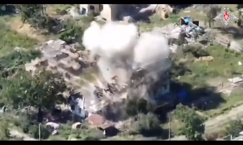 Tên lửa siêu vượt âm Kinzhal tập kích hàng loạt sân bay quân sự