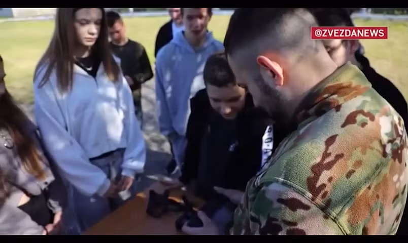 Video lính dù hướng dẫn học sinh trung học về UAV ở Kherson