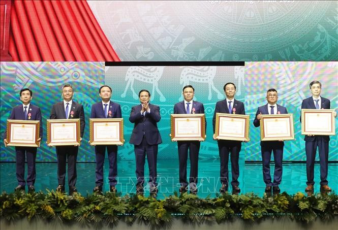 Thủ tướng Phạm Minh Chính trao tặng Huân chương Lao động hạng Nhất, Nhì, Ba cho các cá nhân. (Ảnh: Thống Nhất/TTXVN) tong-bi-thu-du-le-ky-niem-50-nam-ngay-thanh-lap-7.jpg
