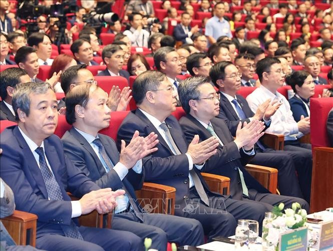 Các đại biểu dự kỷ niệm 50 năm Ngày thành lập Tập đoàn Công nghiệp - năng lượng Quốc gia Việt Nam. (Ảnh: Thống Nhất/TTXVN) tong-bi-thu-du-le-ky-niem-50-nam-ngay-thanh-lap-10.jpg