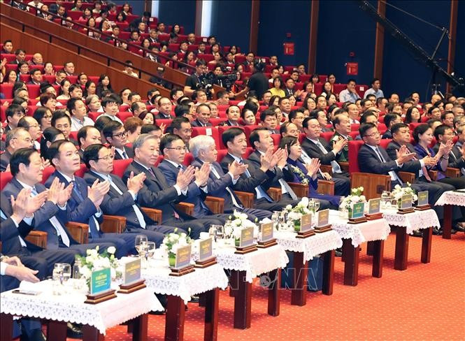 Tổng Bí thư Tô Lâm và các đại biểu dự kỷ niệm 50 năm Ngày thành lập Tập đoàn Công nghiệp - năng lượng Quốc gia Việt Nam. (Ảnh: Thống Nhất/TTXVN) tong-bi-thu-du-le-ky-niem-50-nam-ngay-thanh-lap-8.jpg