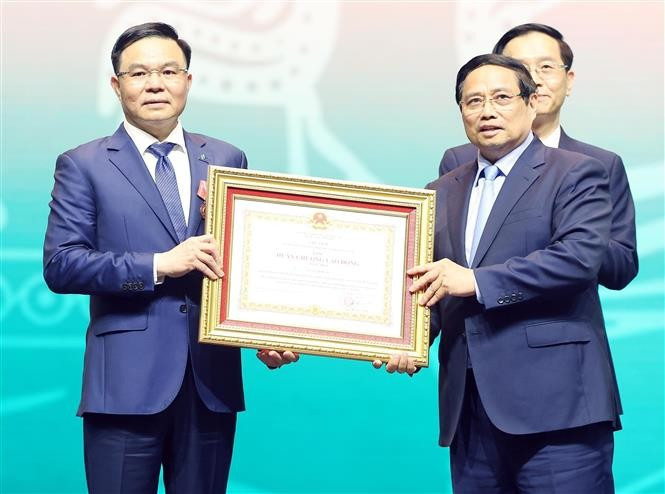 Thủ tướng Phạm Minh Chính trao tặng Huân chương Lao động hạng Nhất cho ông Lê Mạnh Hùng. (Ảnh: Thống Nhất/ TTXVN) tong-bi-thu-du-le-ky-niem-50-nam-ngay-thanh-lap-6.jpg