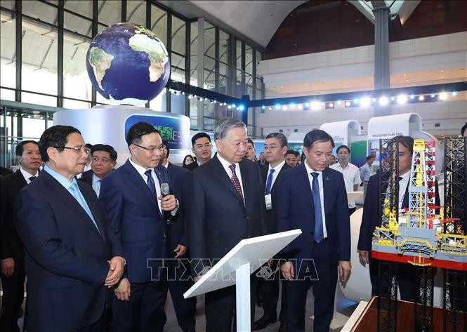 Tổng Bí thư Tô Lâm, Thủ tướng Phạm Minh Chính và các lãnh đạo Đảng, Nhà nước tham quan triển lãm thành tựu khoa học công nghệ của Tập đoàn Công nghiệp - Năng lượng quốc gia Việt Nam. (Ảnh: Thống Nhất/TTXVN) tong-bi-thu-du-le-ky-niem-50-nam-ngay-thanh-lap-13.jpg