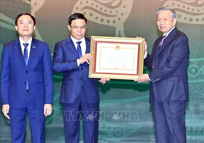 Tổng Bí thư Tô Lâm trao Huân chương Lao động hạng Nhất tặng Tập đoàn công nghiệp - năng lượng Quốc gia Việt Nam. (Ảnh: Thống Nhất/TTXVN) tong-bi-thu-du-le-ky-niem-50-nam-ngay-thanh-lap-5.jpg
