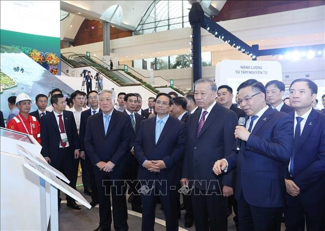 Tổng Bí thư Tô Lâm, Thủ tướng Phạm Minh Chính và các lãnh đạo Đảng, Nhà nước thăm quan triển lãm thành tựu khoa học công nghệ. (Ảnh: Thống Nhất/TTXVN) tong-bi-thu-du-le-ky-niem-50-nam-ngay-thanh-lap-12.jpg