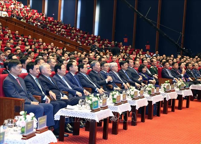 Tổng Bí thư Tô Lâm và các đại biểu dự kỷ niệm 50 năm Ngày thành lập Tập đoàn Công nghiệp - năng lượng Quốc gia Việt Nam. (Ảnh: Thống Nhất/TTXVN) tong-bi-thu-du-le-ky-niem-50-nam-ngay-thanh-lap-9.jpg