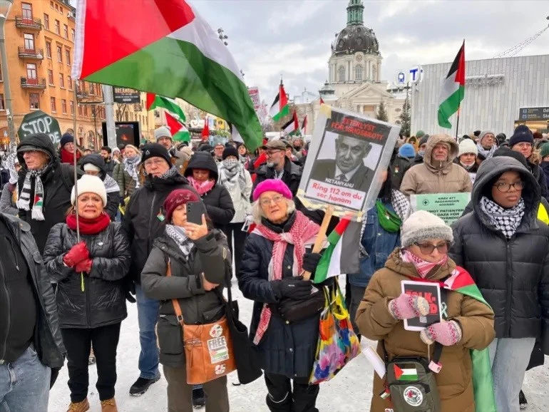 Người dân phản đối các cuộc tấn công của Israel vào trường học và bệnh viện ở Gaza trước khi diễu hành về phía Quốc hội Thụy Điển ở Stockholm ngày 11/1. Ảnh: Atila Altuntaş/Anadolu.