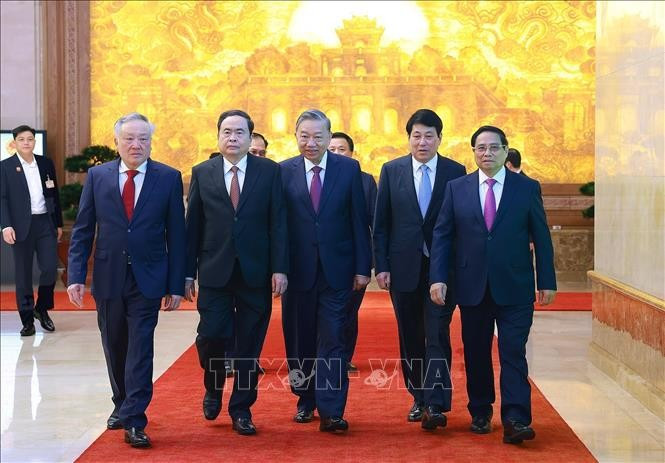 Thủ tướng Phạm Minh Chính đón Tổng Bí thư Tô Lâm; Chủ tịch nước Lương Cường; Chủ tịch Quốc hội Trần Thanh Mẫn đến dự hội nghị. (Ảnh: Dương Giang/TTXVN)