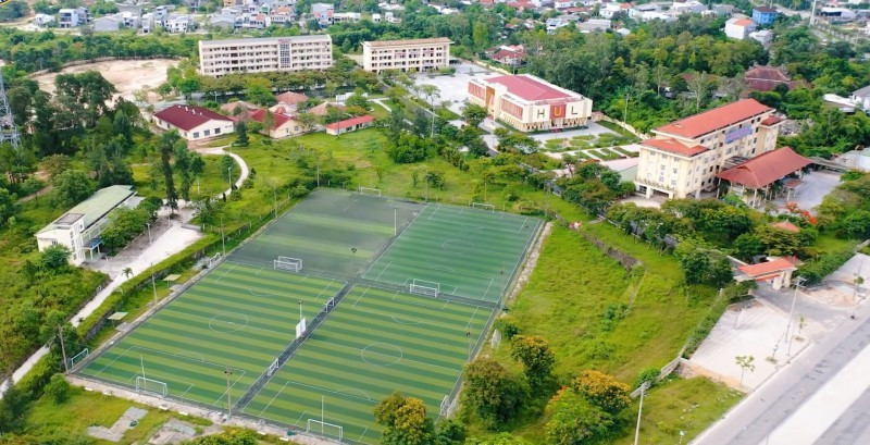 Khuôn viên của trường nhìn từ trên cao. khuonvientutrencao.jpg