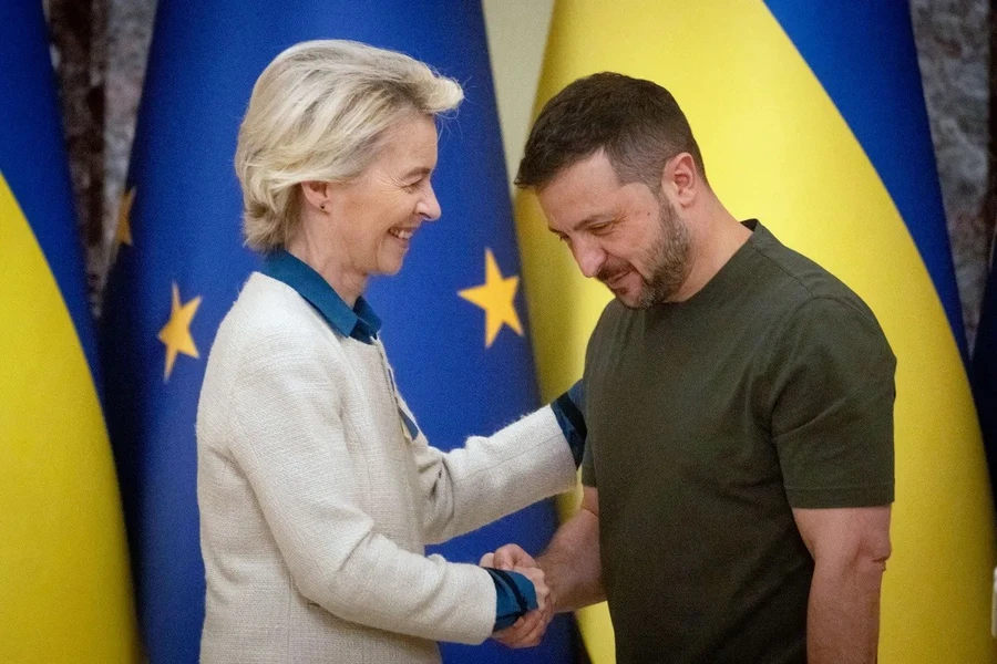 Tổng thống Ukraine Zelensky (phải) và Chủ tịch Ủy ban châu Âu Ursula von der Leyen ở Kiev, ngày 20/9/2024. Ảnh: AP 