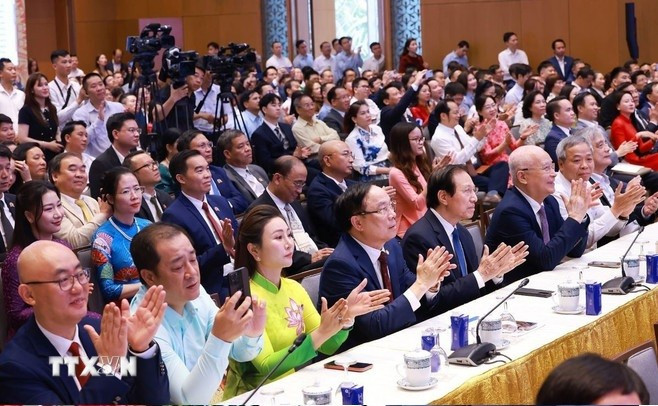Các doanh nghiệp tham dự tọa đàm về phát triển kinh tế tư nhân. (Ảnh: Dương Giang/TTXVN). phai-tra-loi-giai-quyet-yeu-cau-kho-khan-cua-doanh-nghiep-trong-2-tuan-2.jpg