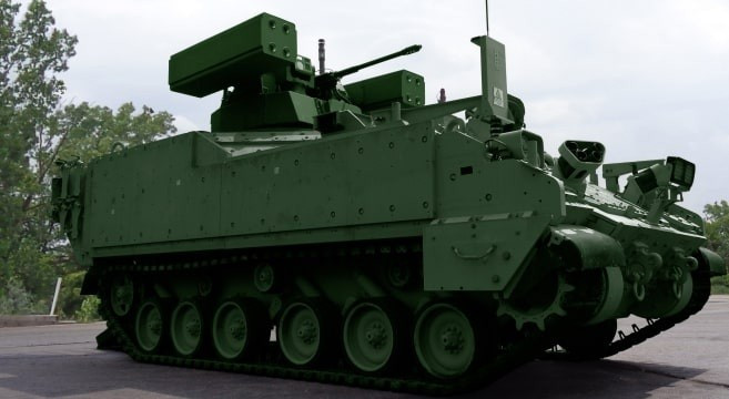 Một chiếc xe bọc thép đa năng của BAE Systems được trang bị nguyên mẫu Hệ thống chống máy bay không người lái (CUAS) đang đỗ trên một mặt đường lát đá, với những hàng cây có thể nhìn thấy ở phía sau. Ảnh: BAE Systems he-lo-bo-kit-bien-ampv-thanh-at-chu-bai-tac-chien-da-nhiem-3.jpg