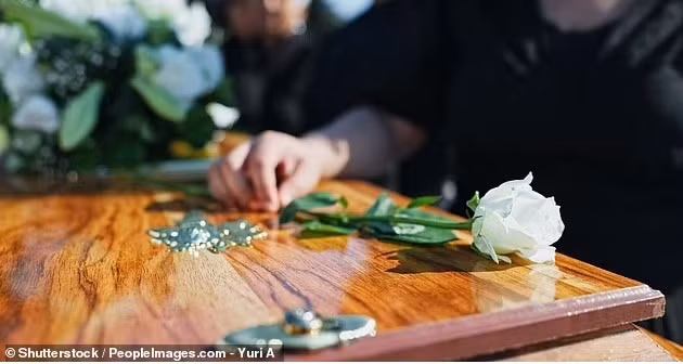 Bà cụ 88 tuổi tỉnh dậy trong quan tài khiến nhân viên tang lễ hoảng hồn