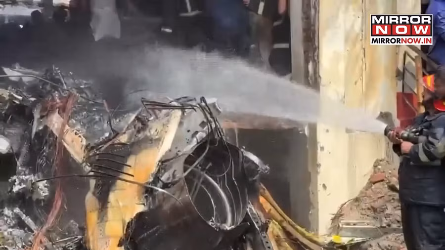 Hiện trường máy bay huấn luyện lao xuống trường học