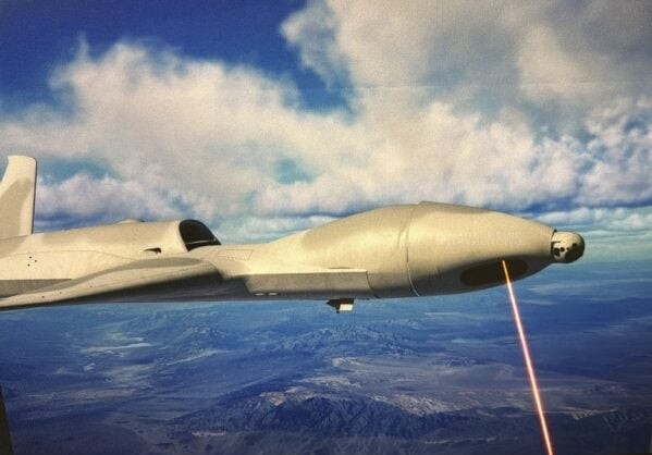 Hình ảnh drone MQ-20 Avenger được trang bị laser năng lượng cao.