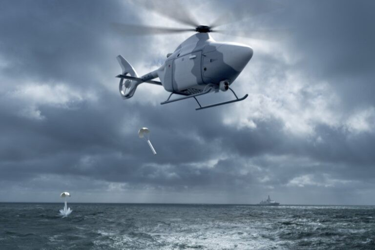 Hình ảnh nghệ sĩ mô phỏng PROTEUS, nền tảng quay tự chủ của Vương quốc Anh, đang triển khai phao âm thanh trong một nhiệm vụ hàng hải. Ảnh: Chính phủ Vương quốc Anh asw-spearhead-trien-khai-bo-3-tau-thay-doi-cuoc-choi-chong-ngam-3.jpg