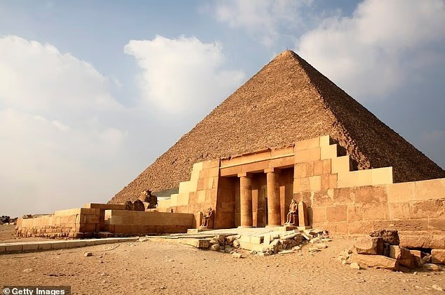 Kim tự tháp Khufu, còn được gọi là Kim tự tháp Lớn, thuộc quần thể Kim tự tháp Giza.