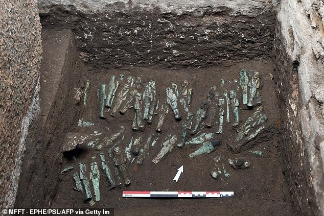 Tổng cộng 225 bức tượng tang lễ, được chế tác để làm người hầu tháp tùng người chết sang thế giới bên kia, đã được phát hiện. Khám phá này dẫn nhóm nghiên cứu đến việc tìm ra ngôi mộ thuộc về Pharaoh Shoshenq III, người trị vì từ năm 830 đến năm 791 trước Công nguyên.