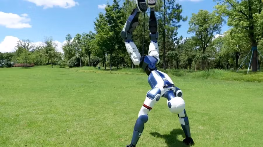 Robot R1 của Unitree đang đứng bằng tay.