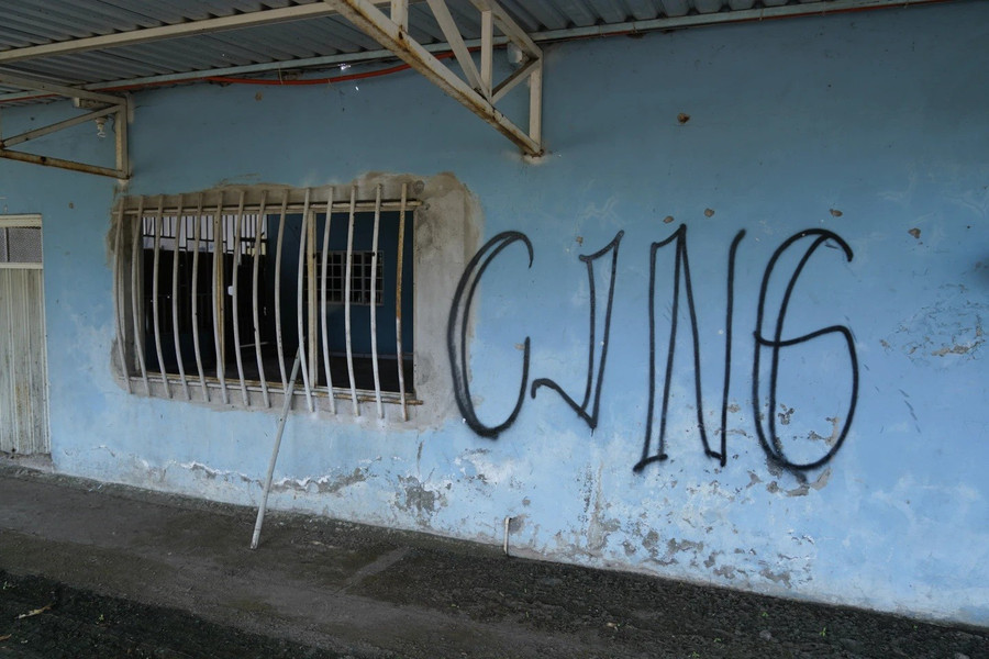 Chữ “CJNG”, viết tắt của tên chính thức băng Jalisco New Generation, tại mặt tiền một ngôi nhà bỏ hoang ở El Limoncito, bang Michoacan của Mexico, ngày 30/10/2021. (Ảnh AP/Eduardo Verdugo, tư liệu) he-lo-thoa-thuan-giup-my-dan-do-loat-trum-ma-tuy-nguy-hiem-tu-mexico-2.jpg