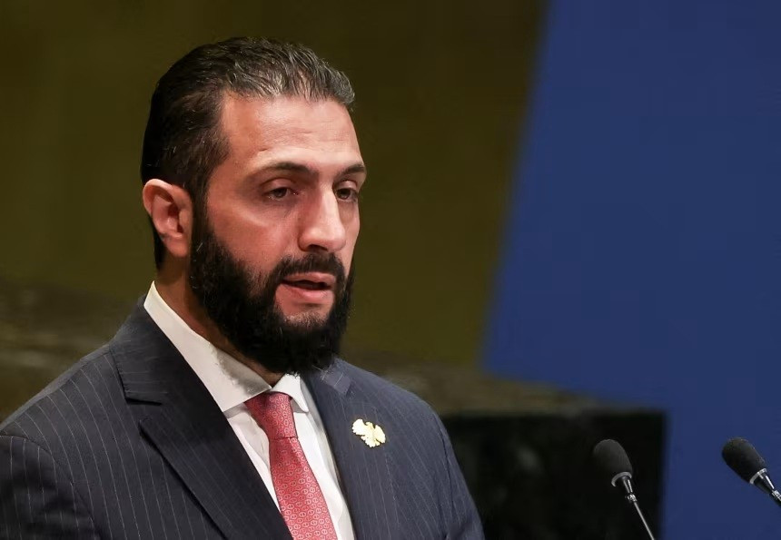 Tổng thống Syria Ahmed al-Sharaa phát biểu tại Đại hội đồng Liên Hợp Quốc (UNGA) lần thứ 80 tại New York vào tháng 9. Shannon Stapleton/Reuters syria-bau-cu-quoc-hoi-buoc-ngoat-lich-su-thoi-hau-chien.jpg