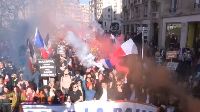 Video biển người biểu tình ở Paris phản đối chính sách quốc phòng