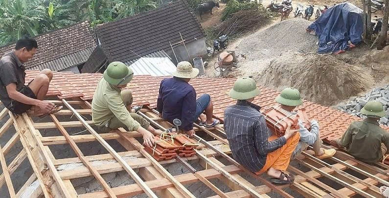 Người dân hỗ trợ làm nhà cho người nghèo. Ảnh: Mai Hoa.