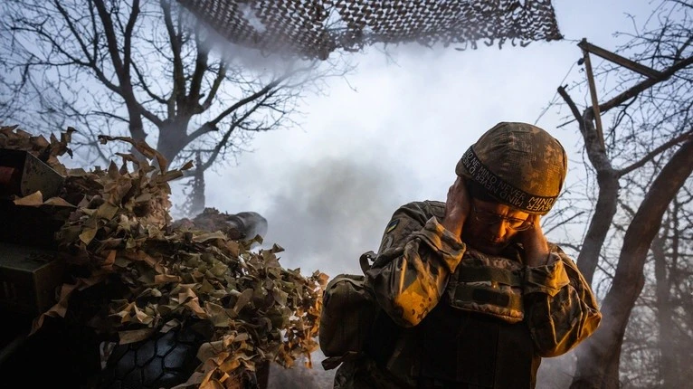 Quân nhân Ukraine thuộc lữ đoàn Khartya vận hành pháo lựu D-30. Ảnh: Wolfgang Schwan/Anadolu/Getty Images