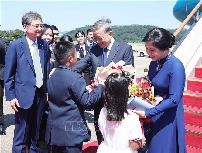 Tổng Bí thư Tô Lâm và Phu nhân đến thủ đô Seoul, bắt đầu chuyến thăm cấp Nhà nước tới Hàn Quốc. (Ảnh: Thống Nhất/TTXVN) tong-bi-thu-to-lam-va-phu-nhan-bat-dau-tham-cap-nha-nuoc-dai-han-dan-quoc-2.jpg