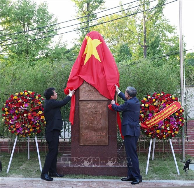 Tổng Bí thư Tô Lâm thực hiện nghi thức khánh thành tượng đài Chủ tịch Hồ Chí Minh tại Đại sứ quán Việt Nam. Ảnh: Thống Nhất/TTXVN tong-bi-thu-to-lam-du-le-khanh-thanh-tuong-dai-chu-tich-ho-chi-minh-6.jpg