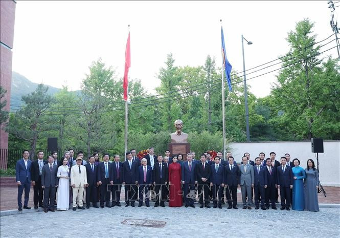 Tổng Bí thư Tô Lâm và Phu nhân dự Lễ khánh thành tượng đài Chủ tịch Hồ Chí Minh tại Đại sứ quán Việt Nam. Ảnh: Thống Nhất/TTXVN tong-bi-thu-to-lam-du-le-khanh-thanh-tuong-dai-chu-tich-ho-chi-minh-7.jpg