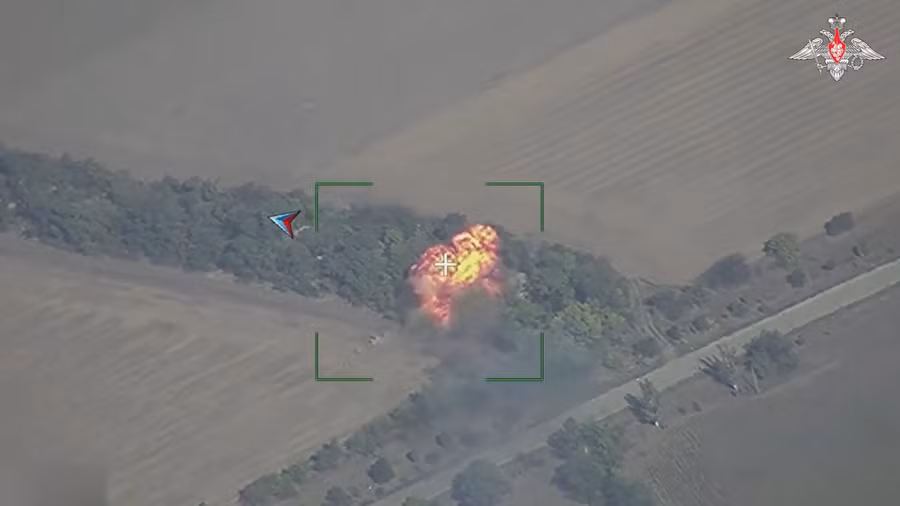 Cảnh Geran-2 trút hỏa lực vào kho UAV ở Kirovo