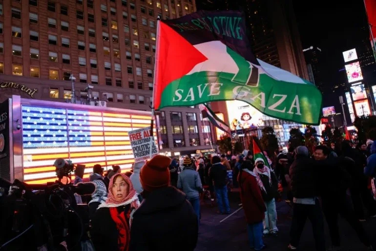 Người biểu tình ủng hộ Palestine tập trung tại Thành phố New York, Mỹ ngày 16/1 ủng hộ người dân ở Gaza sau thông báo ngừng bắn giữa Israel và Hamas.